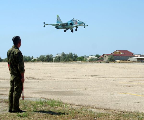 O avião Su-25UTG durante o voo de treinamento de pilotos da aviação naval da Frota do Norte no polígono dos sistemas de decolagem e aterrissagem Nitka na Crimeia. - Sputnik Brasil