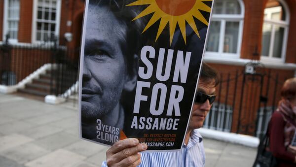 Apoio ao fundador do Wikileaks, Julian Assange, em frente à embaixada equatoriana em Londres - Sputnik Brasil