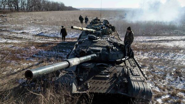 Tripulação do tanque do exército da autoproclamada República Popular de Donetsk em um posto de controle em Debaltsevo, 18 de fevereiro de 2015. - Sputnik Brasil