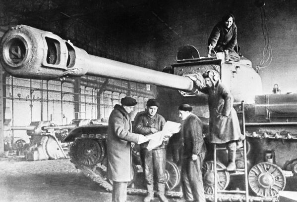 Funcionários de uma planta preparam o tanque soviético IS (sigla derivada de Iosef Stalin) para a frente de batalha durante a Segunda Guerra Mundial - Sputnik Brasil