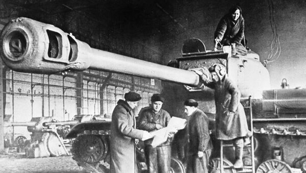 Funcionários de uma planta preparam o tanque soviético IS (a sigla derivada de Iosef Stalin) para a frente de batalha durante a Segunda Guerra Mundial - Sputnik Brasil