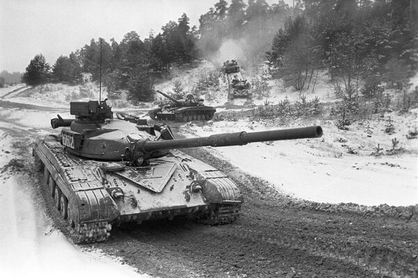 Tanques soviéticos T-64 durante exercícios - Sputnik Brasil