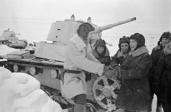 Tanquistas soviéticos descansam entre batalhas durante a Segunda Guerra Mundial, na península de Sredny. Tanques T-26. - Sputnik Brasil