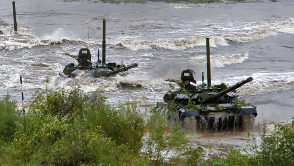 Travessia do rio por um tanque T-72, dotado de equipamento para condução subaquática (OPVT) durante exercícios táticos do Estado-Maior General das Forças Armadas russas. Os treinos decorreram  no campo de treinamento bielorrusso perto da cidade de Borisov. - Sputnik Brasil