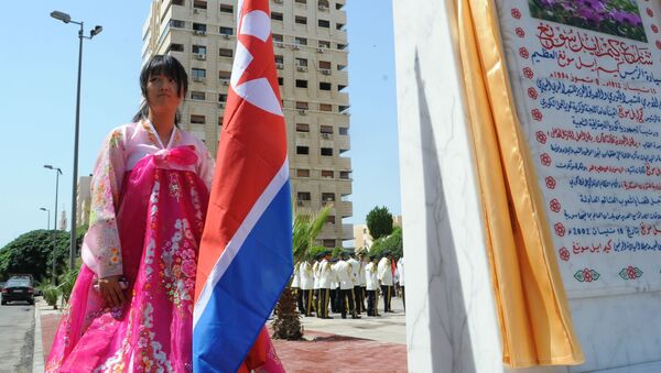 Uma representante da comunidade norte-coreana na Síria participa da inauguração do parque em homenagem a Kim Il-Sung. - Sputnik Brasil