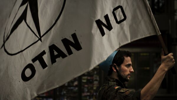Um membro do movimento pacifista com a bandeira No OTAN - Sputnik Brasil