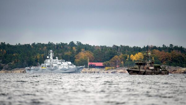 The Swedish minesweeper HMS Kullen, left, and a guard boat in Namdo Bay, Sweden,Tuesday, Oct. 21, 2014 on their fifth day of searching for a suspected foreign vessel in the Stockholm archipelago - Sputnik Brasil