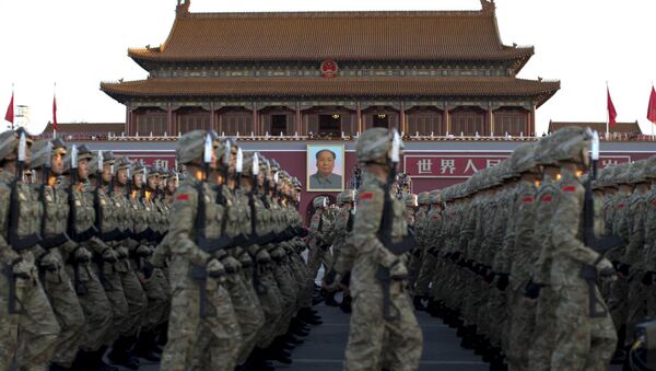 Soldados chineses desfilam em Pequim - Sputnik Brasil