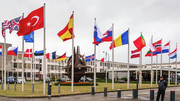As bandeiras dos países membros da OTAN perto da sede da OTAN em Bruxelas - Sputnik Brasil