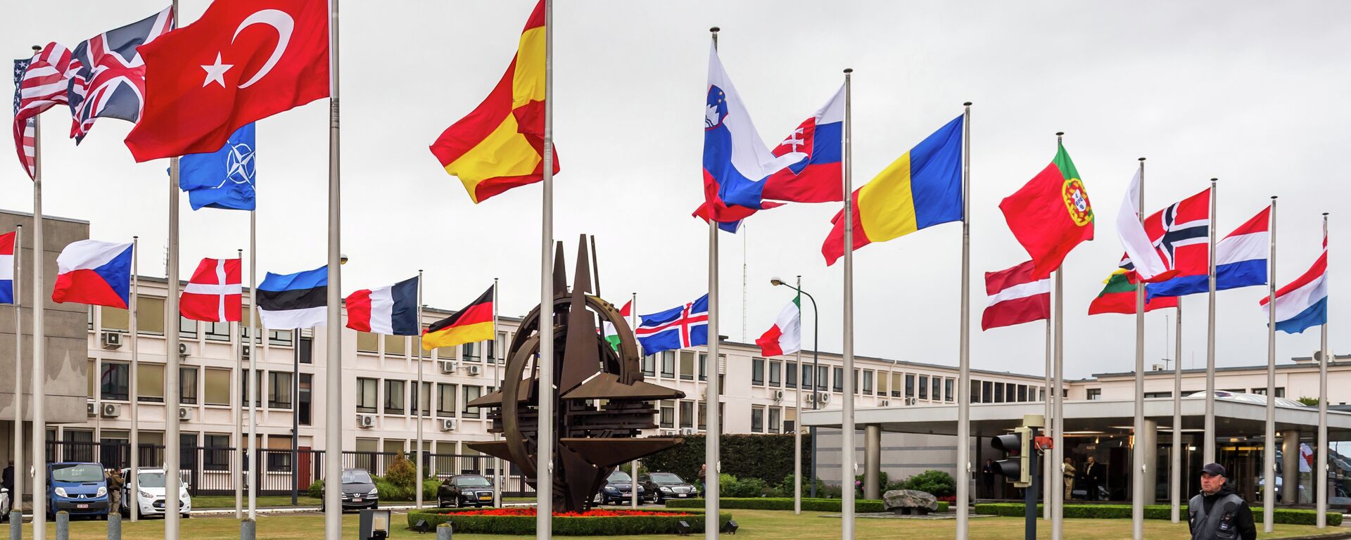 As bandeiras dos países membros da OTAN perto da sede da OTAN em Bruxelas - Sputnik Brasil, 1920, 28.03.2023