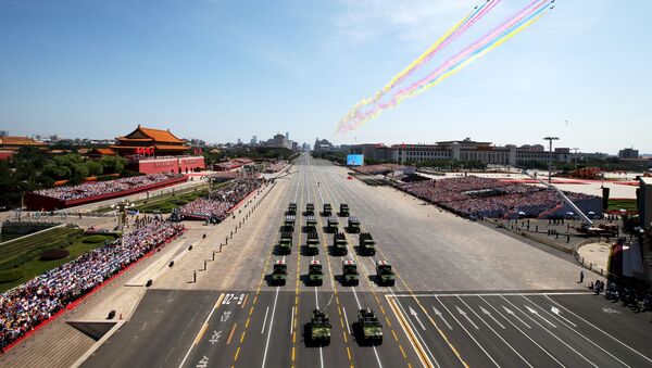 Uma aeronave e veículos militares do Exército de Libertação Popular da China passam pela praça de Tianamen durante a parada militar em homenagem aos 70 anos da vitória na Segunda Guerra Mundial, Pequim, China, 3 de setembro de 2015 - Sputnik Brasil