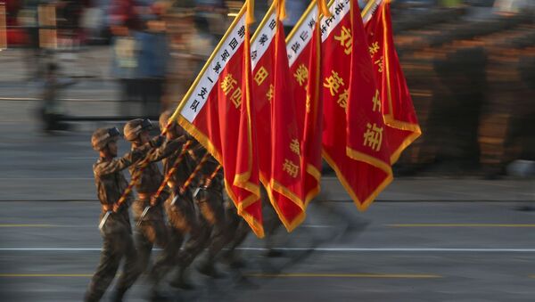 Soldados do Exército de Libertação Popular da China desfilam carregando bandeiras com nomes de algumas tropas do Exército de Libertação Popular da China durante o ensaio antes da parada militar em homenagem aos 70 anos da vitória na Segunda Guerra Mundial, Pequim, China, 3 de setembro de 2015 - Sputnik Brasil