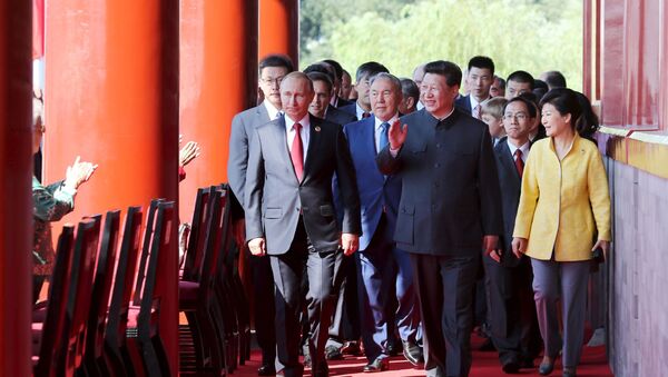 O presidente chinês Xi Jinping passeia acompanhado pelo presidente russo Vladimir Putin, presidente da Coreia do Sul Park Geun-hye e presidente do Cazaquistão Nursultan Nazarbayev na Porta de Tianamen, no dia da parada militar em homenagem aos 70 anos da vitória na Segunda Guerra Mundial, Pequim, China, 3 de setembro de 2015 - Sputnik Brasil