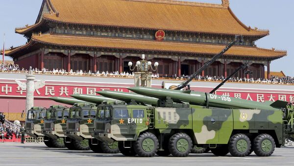 Veículos militares transportam mísseis balísticos de curto alcance DF-15B passando pela Porta de Tianamen durante a parada militar em homenagem aos 70 anos da vitória na Segunda Guerra Mundial, Pequim, China, 3 de setembro de 2015 - Sputnik Brasil
