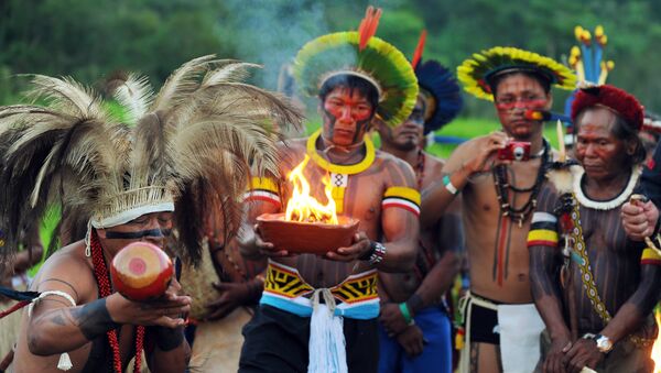 Caiapó, Xerente, Manoki e outros povos indígenas do Brasil acendem fogo sagrado em um ritual durante a conferência Rio+20, em 2012. - Sputnik Brasil