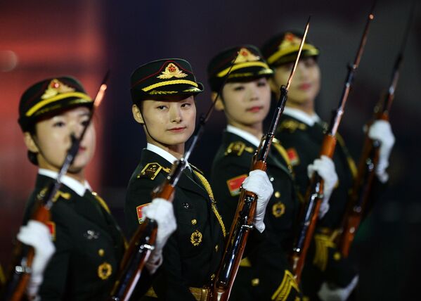 Banda e destacamento da guarda de honra do Exército de Libertação Popular chinês no Festival Internacional de Música Militar Spasskaya Bashnya na Praça Vermelha - Sputnik Brasil