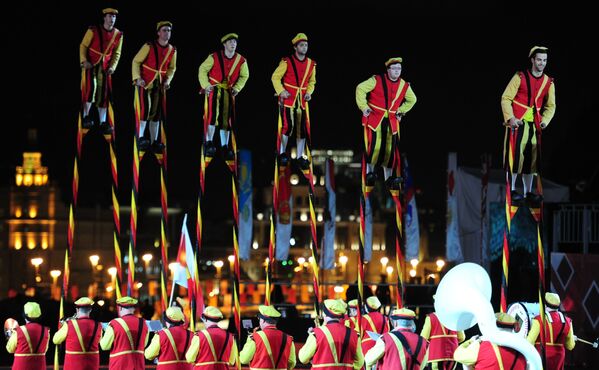 Artistas belgas com andas na inauguração do Festival Internacional de Música Militar Spasskaya Bashnya na Praça Vermelha - Sputnik Brasil