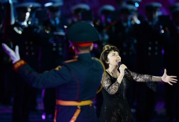 Cantora francesa Mireille Mathieu na inauguração do Festival Internacional de Música Militar Spasskaya Bashnya na Praça Vermelha - Sputnik Brasil