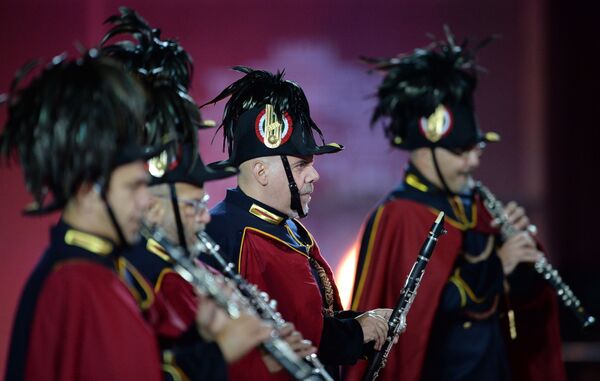 Orquestra da polícia municipal de Roma na inauguração do Festival Internacional de Música Militar Spasskaya Bashnya na Praça Vermelha - Sputnik Brasil