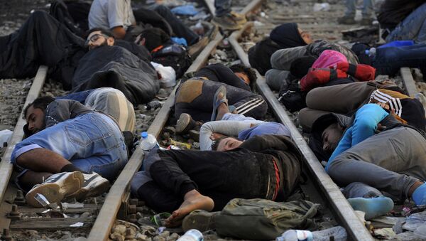 Refugiados e migrantes estão dormindo perto da fronteira entre a Grécia e Macedônia, 6 de setembro de 2015 - Sputnik Brasil