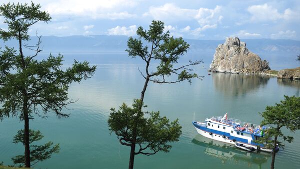Navio navegando no lago Baikal perto da ilha de Olkhon - Sputnik Brasil