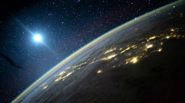 Terra com a Lua ao fundo, em foto registrada pelo astronauta Scott Kelly a bordo da EEI. - Sputnik Brasil