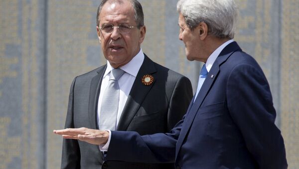 O chanceler russo Sergei Lavrov e o secretário de Estado norte-americano John Kerry, Sochi, 12 de maio de 2015 - Sputnik Brasil