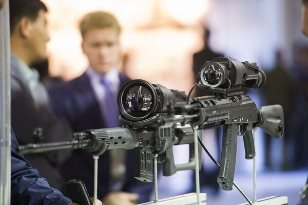 Exemplos de modernos sistemas de mira patentes na exposição internacional de equipamento militar Russia Arms Expo - Sputnik Brasil