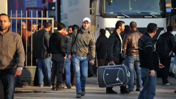 Sírios cruzam a fronteira do seu país com a Turquia - Sputnik Brasil