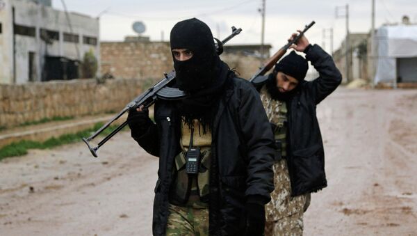Soldados rebeldes levam armas na vila de Ratian, a norte de Alepo, seguindo uma suposta ofensiva contra eles promovida por forças leais ao presidente President Bashar al-Assad, da Síria. - Sputnik Brasil
