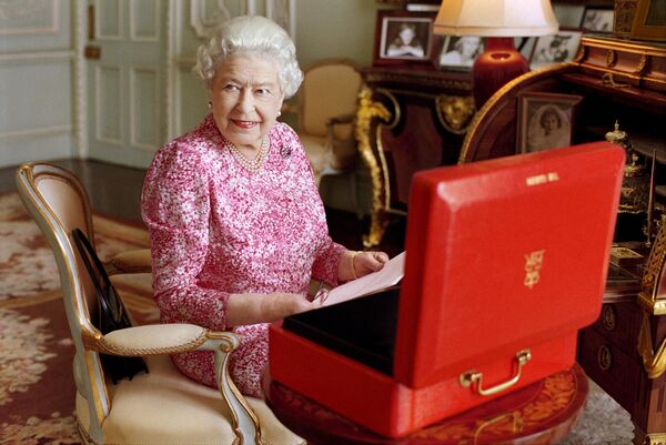 Rainha da Grã-Bretanha Elizabeth II no Palácio de Buckingham em Londres - Sputnik Brasil