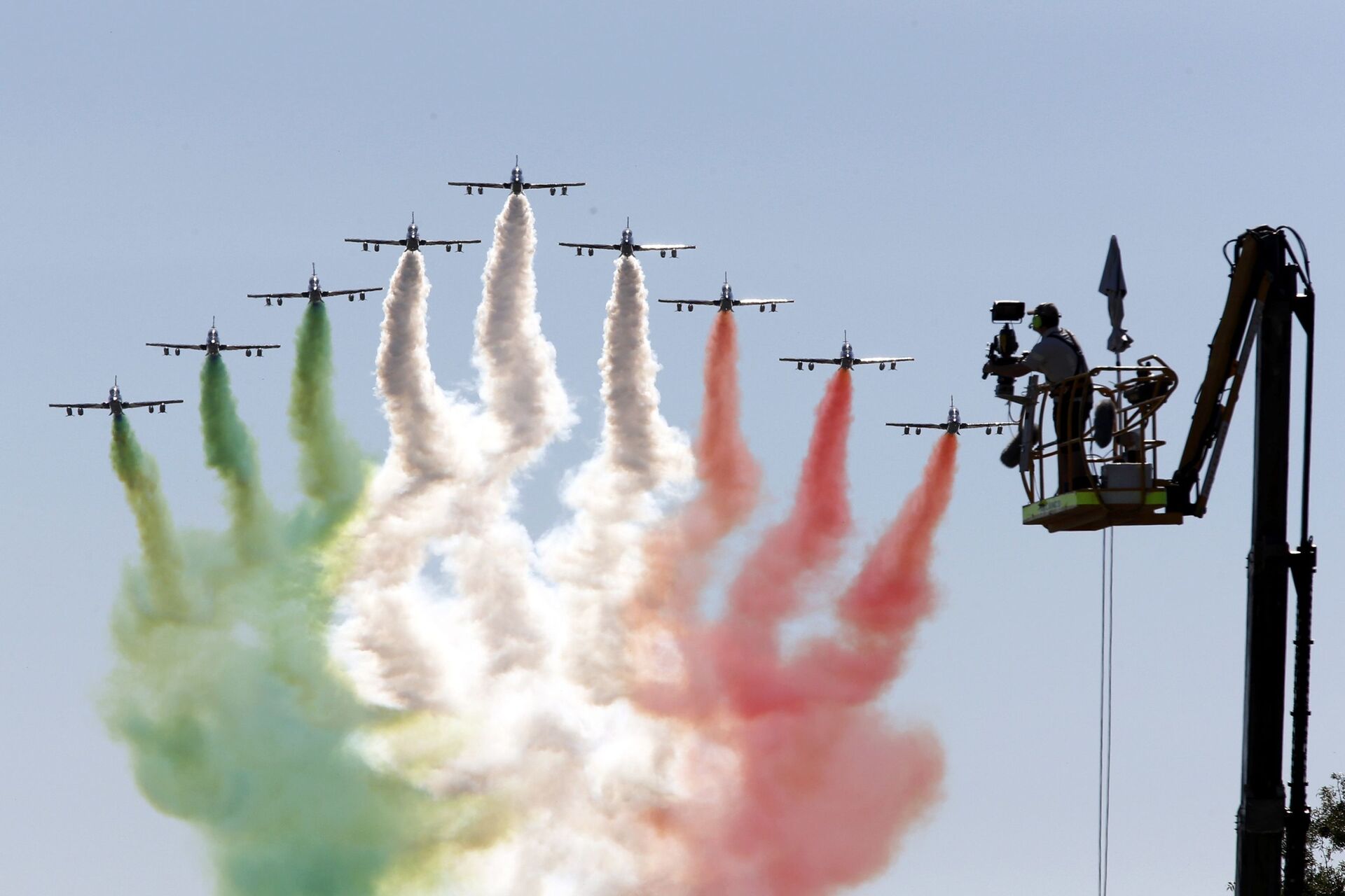 Equipe de acrobacias aéreas da Força Aérea Italiana desenha no céu bandeira italiana no início do Grand Prix da F1 em Monza, norte da Itália (imagem referencial) - Sputnik Brasil, 1920, 17.03.2022