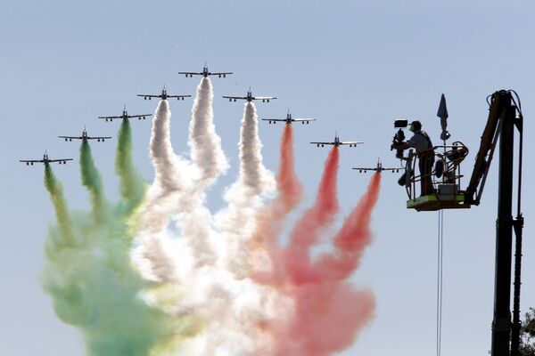 Equipe de acrobacias aéreas da Força Aérea Italiana desenha no céu bandeira italiana no início do Grand Prix da F1 em Monza, norte da Itália - Sputnik Brasil