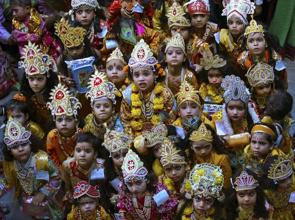 Crianças vestidas com roupas de Deus Krishna no festival Janmashtami na cidade da Índia de Mathura - Sputnik Brasil
