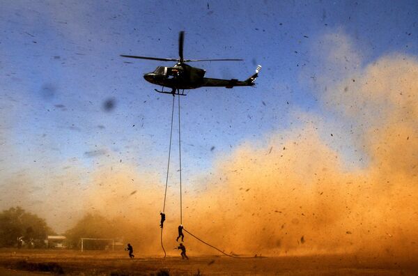 Soldados descem de helicóptero por uma corda  durante uma operação contra-terrorista na Indonésia - Sputnik Brasil