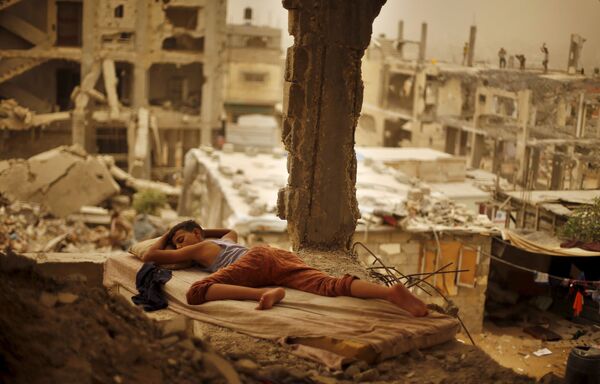 Um menino palestino dormindo nas ruínas da casa de sua família - Sputnik Brasil