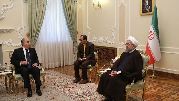 O chanceler brasileiro, Mauro Vieira (esquerda), fala com o presidente iraniano, Hassan Rohani (direita) com a ajuda de intérprete em Teerã durante visita oficial em 13 de setembro - Sputnik Brasil