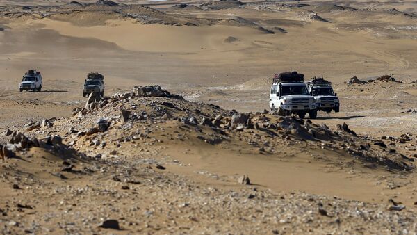 Veículos cruzam o deserto no Egito na mesma região em que o Exército egípcio atacou um comboio de turistas por engano. - Sputnik Brasil