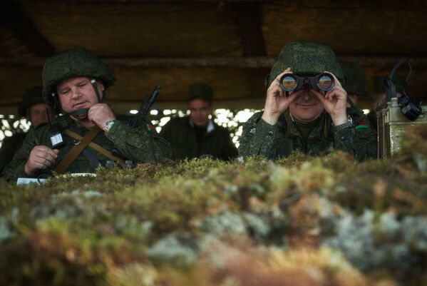 Militares das Forças Armadas bielorrussas no posto móvel de comando - Sputnik Brasil