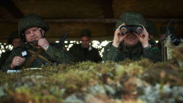 Militares das Forças Armadas bielorrussas no posto móvel de comando durante os exercícios conjuntos da Rússia e Bielorrússia ‘Escudo da União’ - Sputnik Brasil