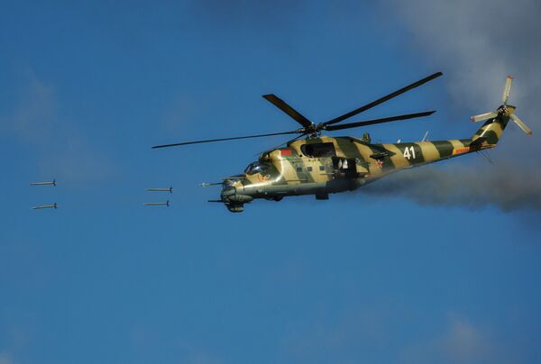 Helicóptero Mi-24 da Força Aérea bielorrussa fazendo fogo com projeteis a jato não controlados e canhões - Sputnik Brasil