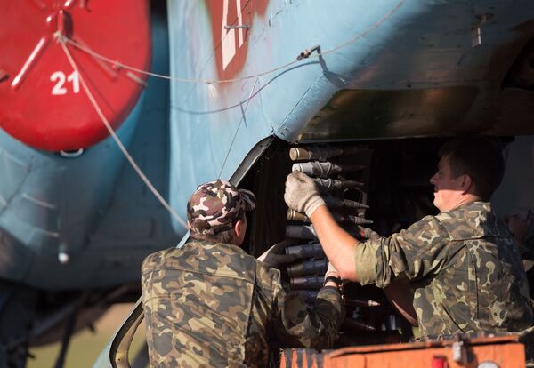 Militares junto ao caça Su-25 da Força Aérea bielorrussa - Sputnik Brasil