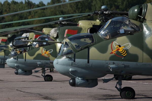 Helicópteros Mi-24 da Força Aérea bielorrussa - Sputnik Brasil