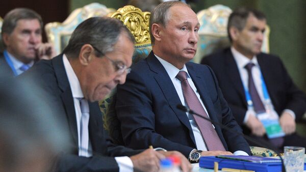 Vladimir Putin (centro) com o chanceler russo Sergei Lavrov (esquerda) durante a sessão do Conselho de Segurança Coletiva da OTSC em 15 de setembro de 2015 - Sputnik Brasil