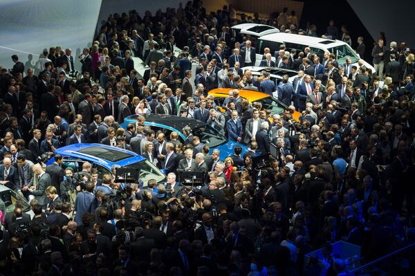 Visitantes do Salão do Automóvel de Frankfurt observam os novos modelos do Grupo Volkswagen. - Sputnik Brasil
