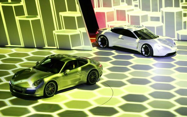 Carros Porsche 911 Carrera S e Mission E no Salão do Automóvel de Frankfurt de 2015. - Sputnik Brasil