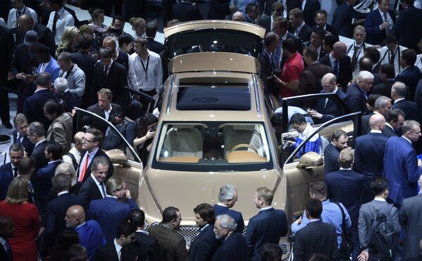 Visitantes observam o novo SUV de luxo Bentley Bentayga no Salão do Automóvel de Frankfurt de 2015, na Alemanha. - Sputnik Brasil