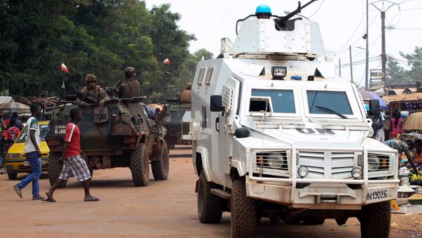 Veículo blindado da MINUSCA durante patrulha pelas ruas de Bangui, capital da República Centro-Africana (14-09-2015) - Sputnik Brasil