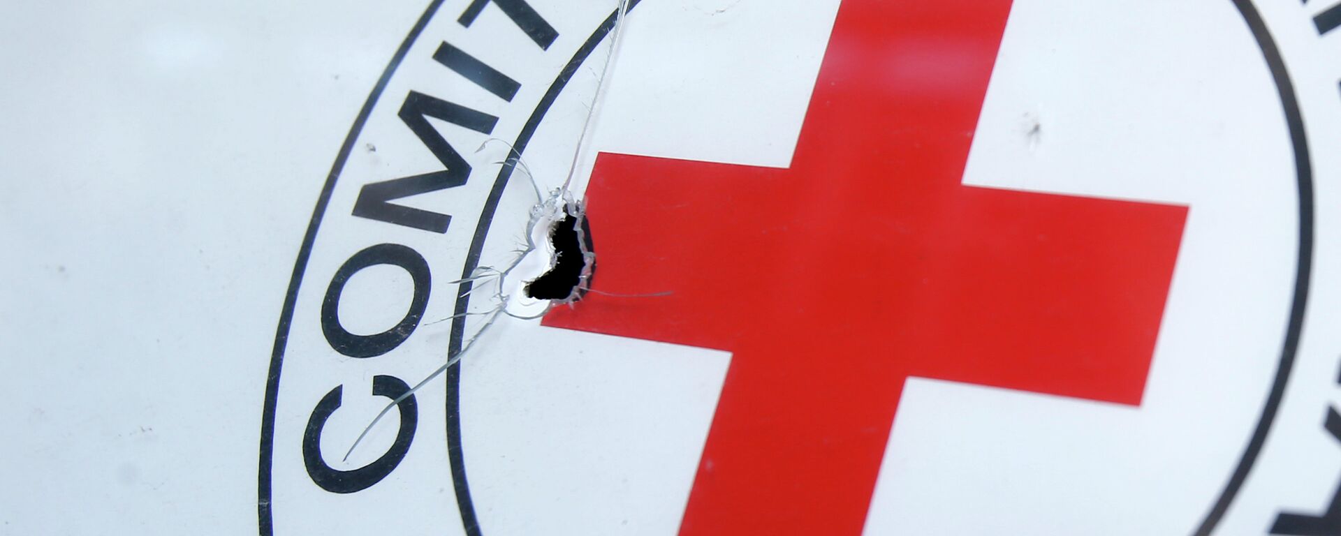 Buraco de bala deixado no emblema do Comitê Internacional da Cruz Vermelha (CICV) em Donetsk, em 3 de outubro de 2014 (foto de arquivo) - Sputnik Brasil, 1920, 16.09.2023