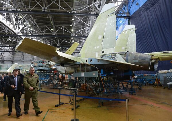 O vice-primeiro ministro russo Dmitry Rogozin durante uma visita à montadora de aeronaves em Irkutsk, Rússia. - Sputnik Brasil